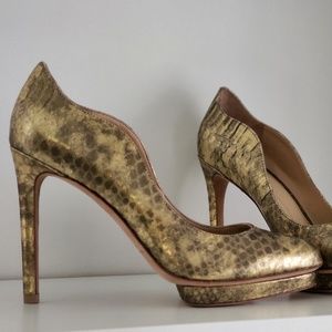 Vero Cuoio, Eight Fifteen gold platform pumps
